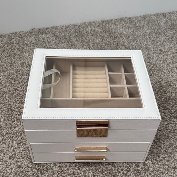 Elegant White Jewelry Organizer Box - Picture 2 of 9